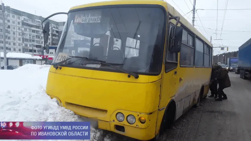 В Иванове пострадала пассажирка врезавшегося в сугроб автобуса