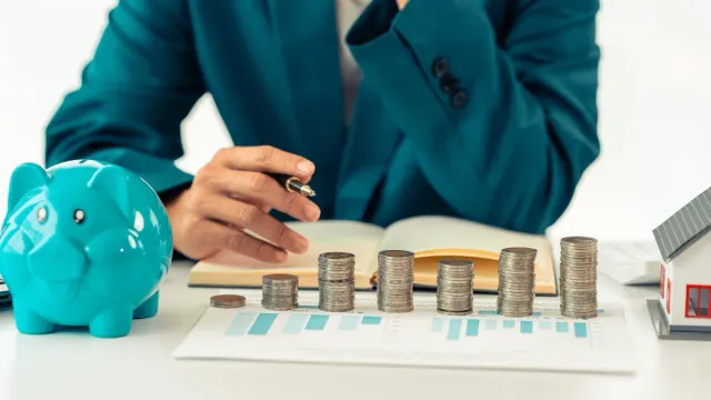 Финансисты гребут деньги лопатой: сколько они получают?