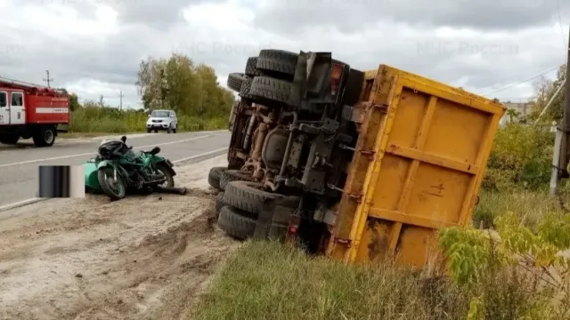 В Верхнем Ландехе под колесами фуры погиб водитель мотоцикла с коляской