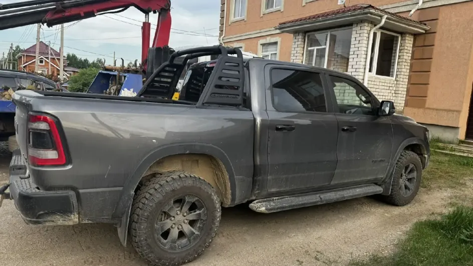 В Иванове хитрый должник, пытаясь спрятать пикап Dodge Ram, подарил его сыну