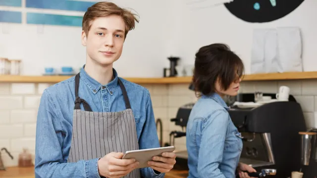 Подростки бегут работать: В чем тут дело?