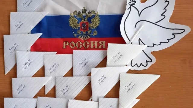 Дети в Ивановской области делают открытки для солдат к наступающему празднику