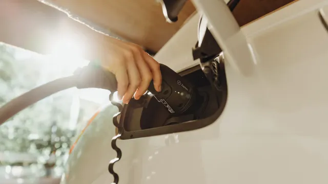 Забудь про розетку! Кому не стоит брать электрокар?