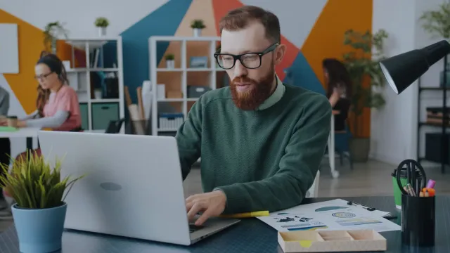 Подработка в 37 лет: почему взрослые ищут вторую работу?