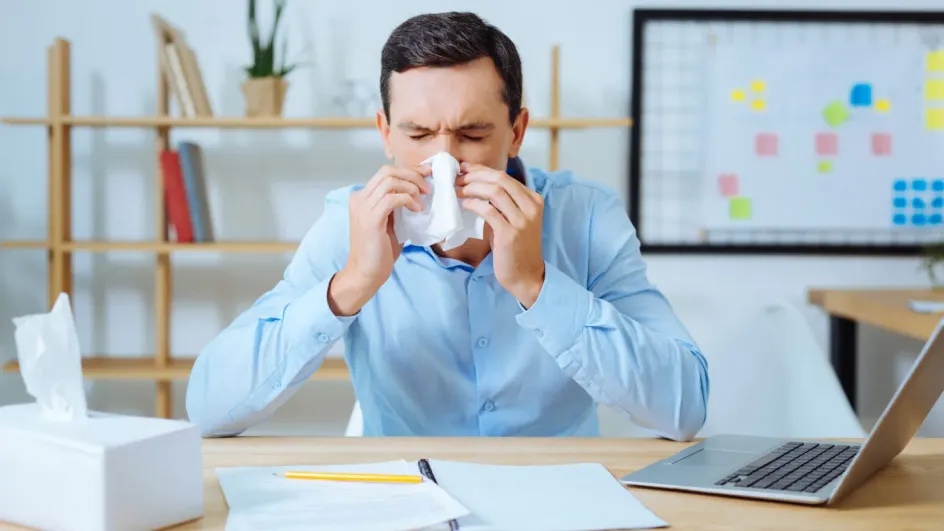 Россиян предупредили, что за выход на работу больным сотрудника могут уволить Россиян предупредили, что за выход на работу больным сотрудника могут уволить