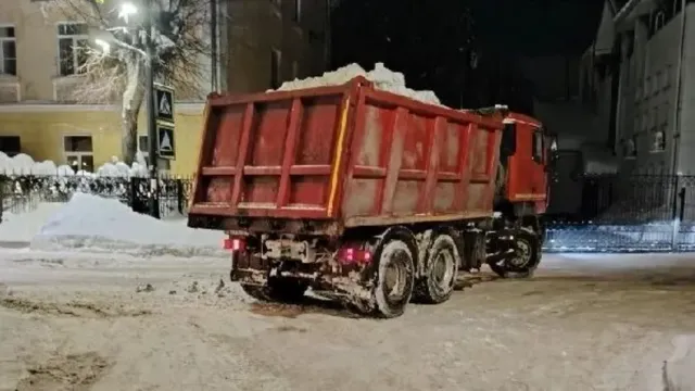 Из Иванове за ночь вывезли 255 самосвалов снега