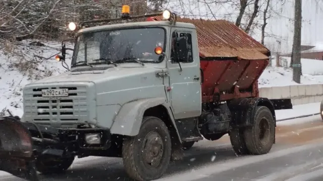 В Кинешме спецтехника обрабатывает дороги противогололедным составом