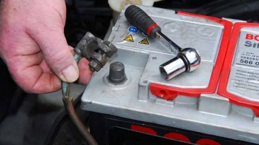 Ивановец лишился автомобильного аккумулятора при попытке спасти его от холода
