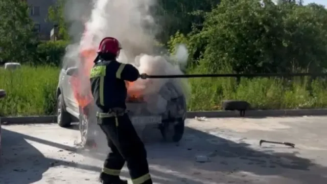 В Иванове на парковке возле Онкодиспансера загорелся автомобиль