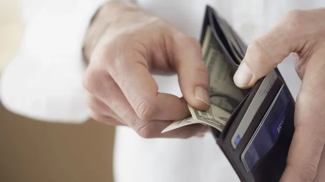 Горячая новость | Россияне назвали людей, которых считают бедными