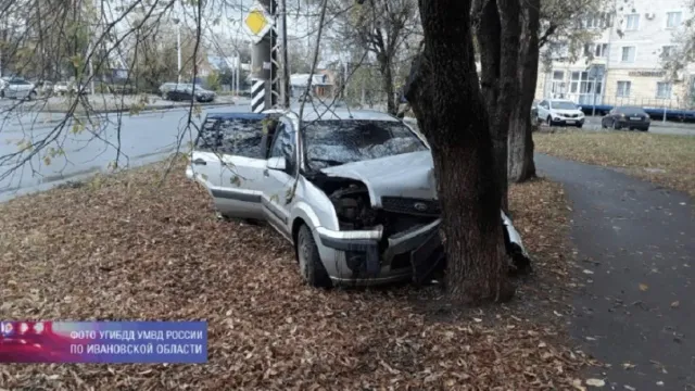 В Иванове 35-летнему мужчине стало плохо, и он врезался в дерево на Ford Fusion