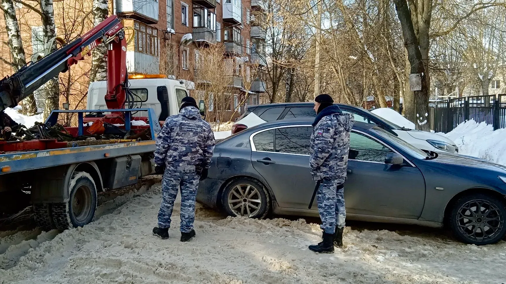 У ивановца за долги арестовали Infiniti