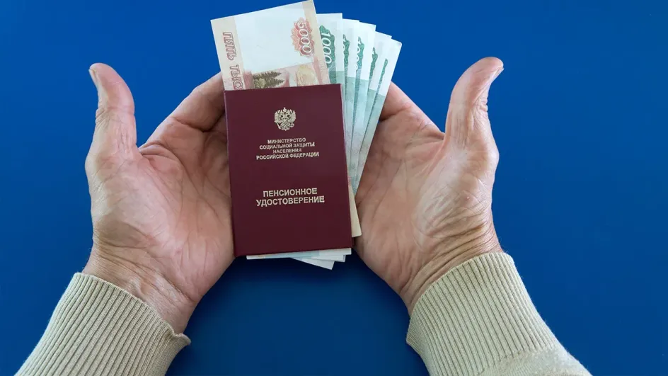 Эксперт рассказал, какая пенсия ждет россиян с зарплатой 100 тысяч рублей Эксперт рассказал, какая пенсия ждет россиян с зарплатой 100 тысяч рублей