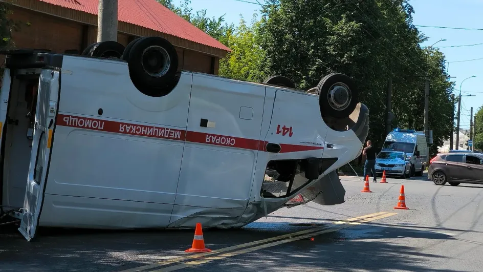 В Иванове иномарка опрокинула автомобиль скорой помощи