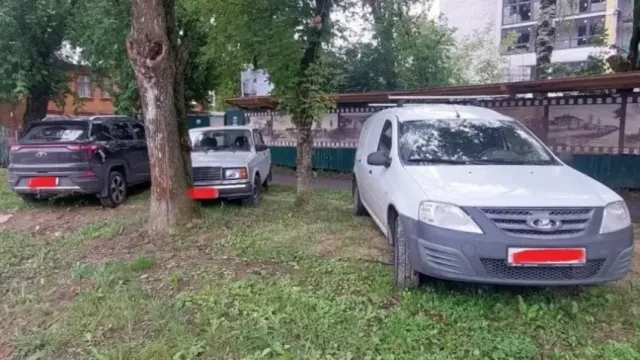 Ивановцев массово штрафуют за парковку на газонах