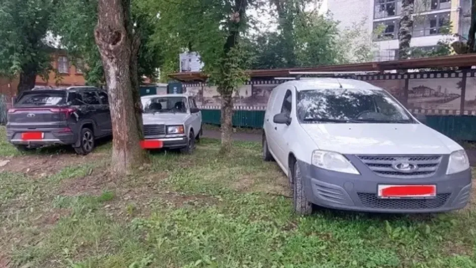 Ивановцев массово штрафуют за парковку на газонах Ивановцев массово штрафуют за парковку на газонах