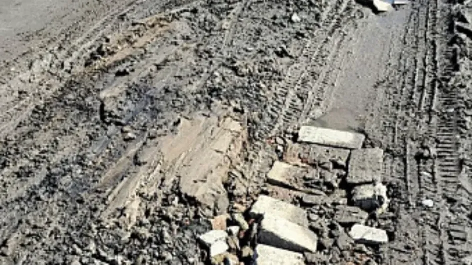 В Шуйском районе дорогу укрепляют грязью и битым кирпичом