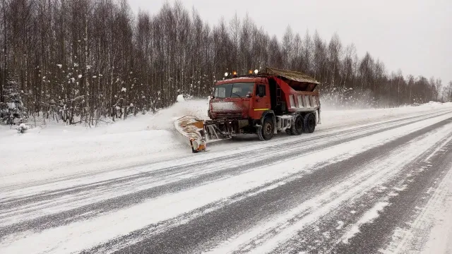 В Ивановской области припаркованные машины мешают уборке снега