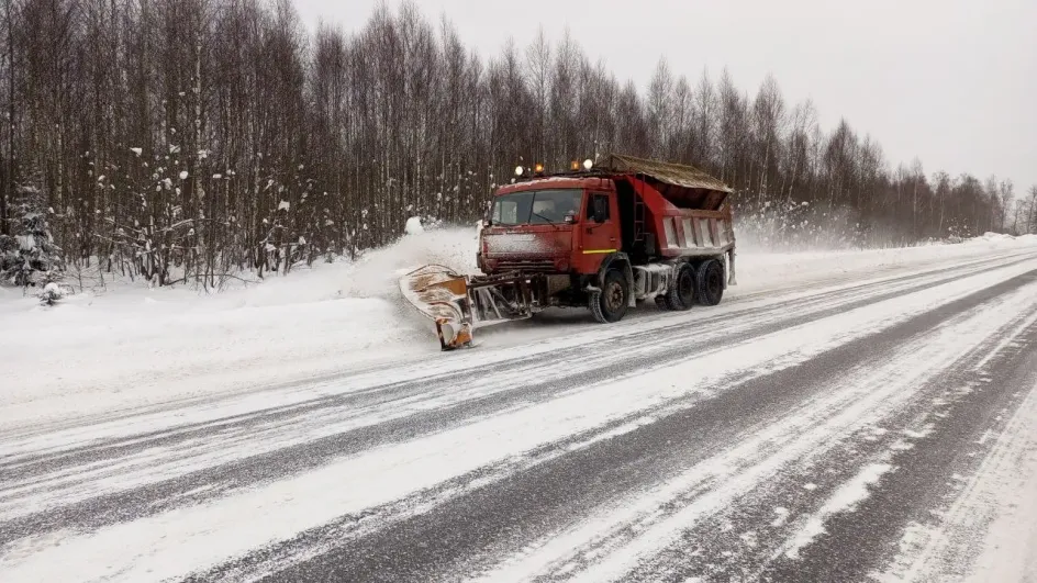 В Ивановской области припаркованные машины мешают уборке снега В Ивановской области припаркованные машины мешают уборке снега