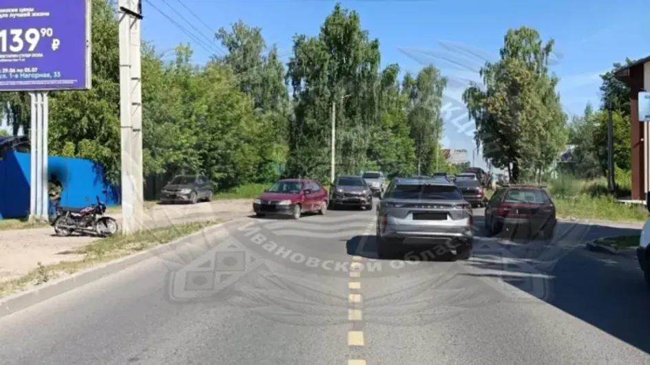 В Шуе под колесами Renault Logan пострадал мопедист В Шуе под колесами Renault Logan пострадал мопедист