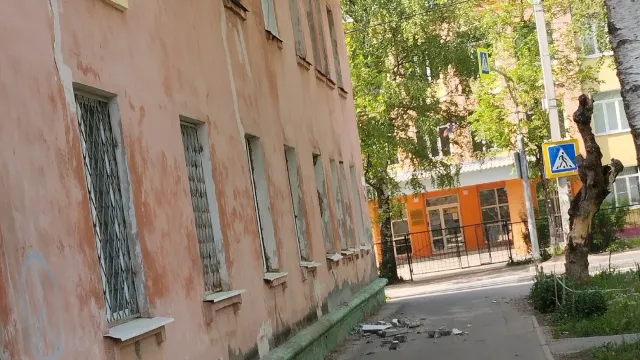 На одной из улиц Иванова фасад дома разваливается на части