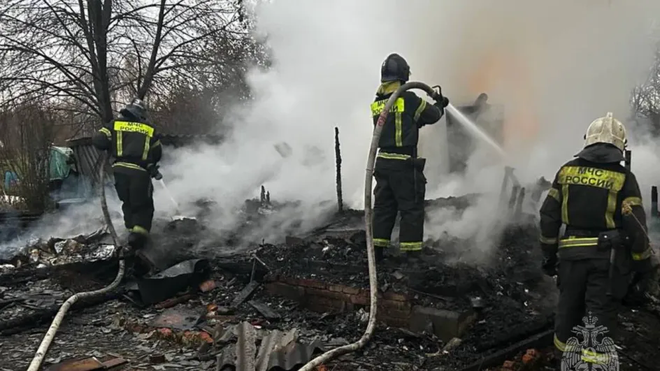 В Ивановском районе на пожаре в одном из садовых домиков погиб мужчина