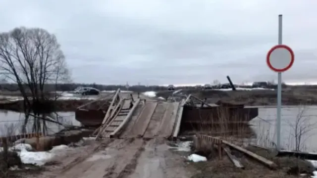 Разрушенный льдиной в Южском районе Емельяновский пешеходный мост плывет в сторону Холуя