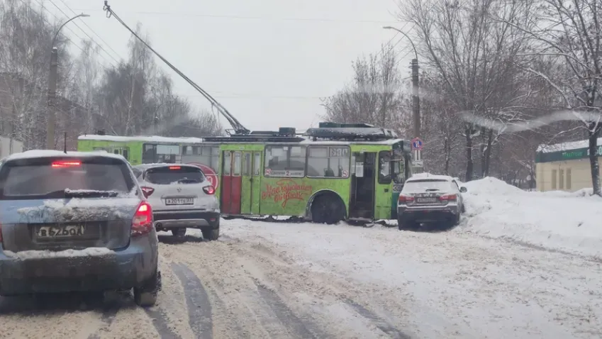 В Иванове при столкновении троллейбуса, грузовика и иномарки ранены люди