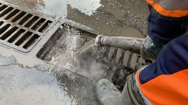 В Иванове спецтехника занимается расчисткой дождеприёмников ото льда и грязи
