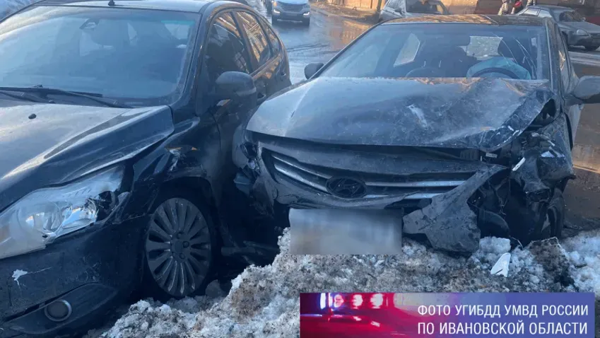 В Иванове при столкновении трех автомобилей пострадали четыре человека