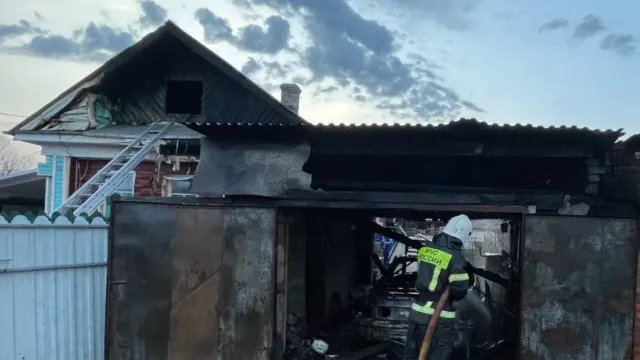 В Кинешме ночью сгорел дом с двумя гаражами и машиной