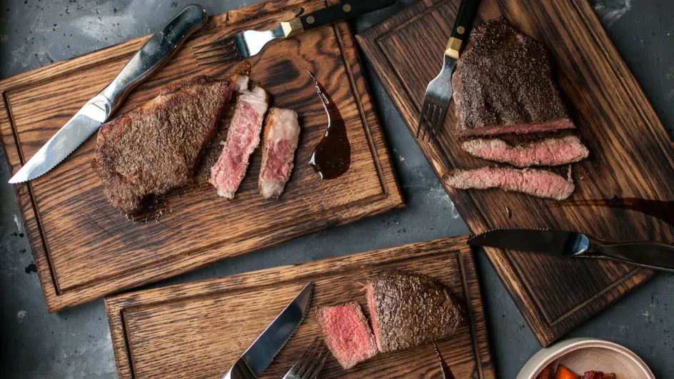 Россияне почти перестали покупать дорогие стейки из-за роста цен