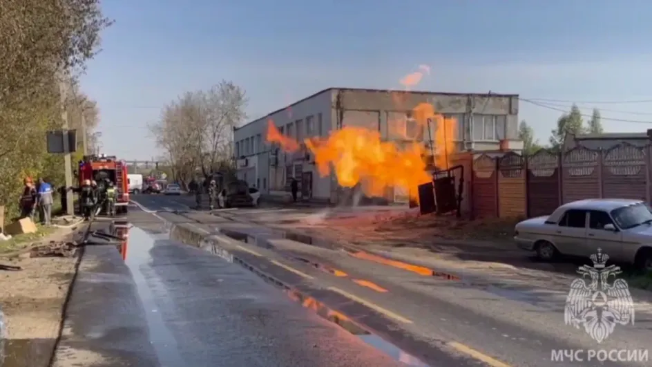 В МЧС показали видео ДТП легковушки с газопроводом в Иванове