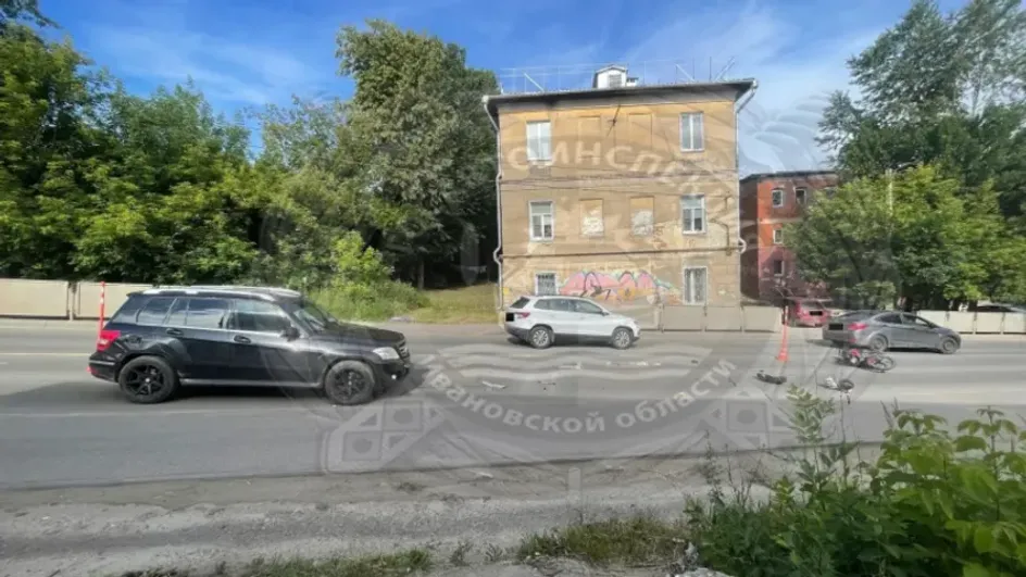 В Иванове пенсионер на мопеде столкнулся с Mercedes-Benz