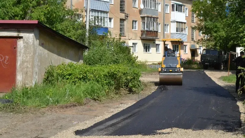 Дорожники укладывают асфальт во дворе доме №14 на улице Люлина