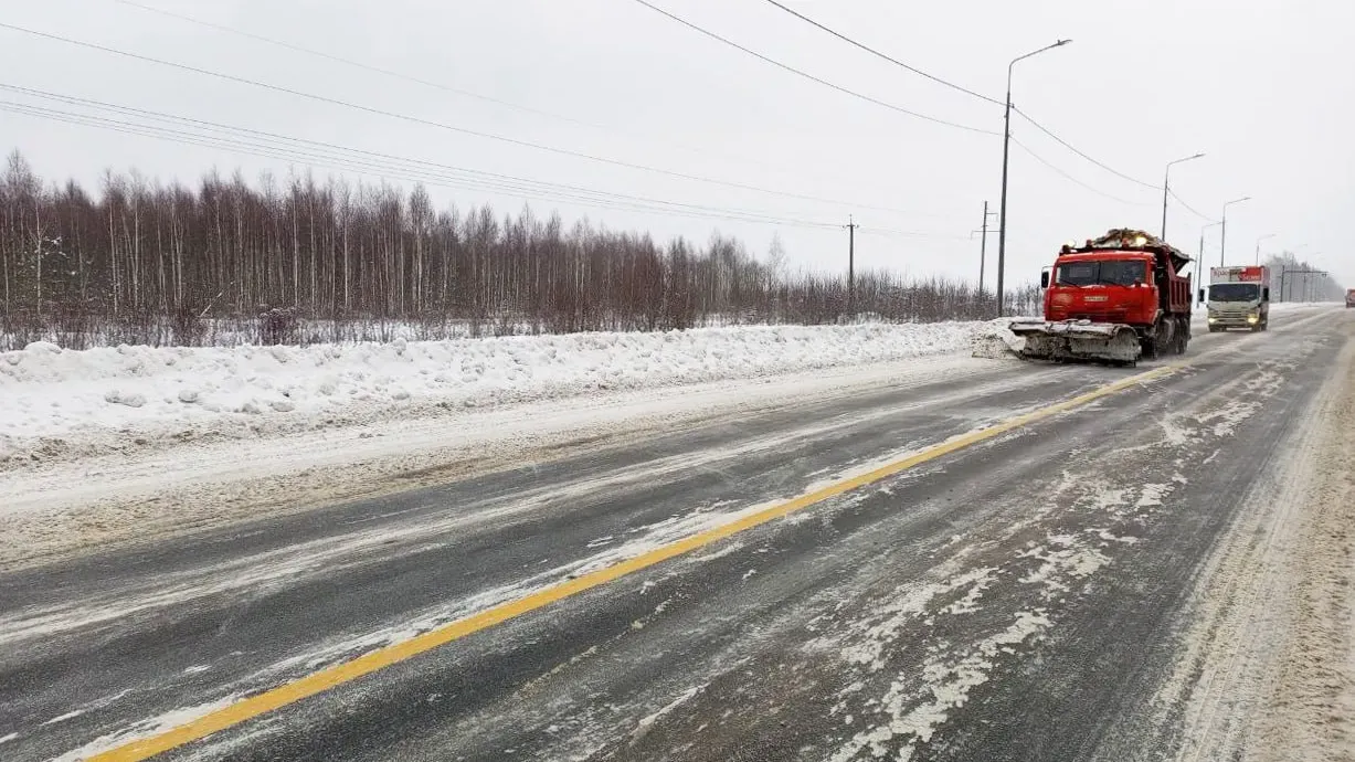 В регионе более 200 единиц техники занимаются расчисткой дорог от снега