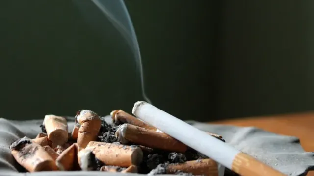 Названы 5 простых способов убрать запах сигарет с одежды