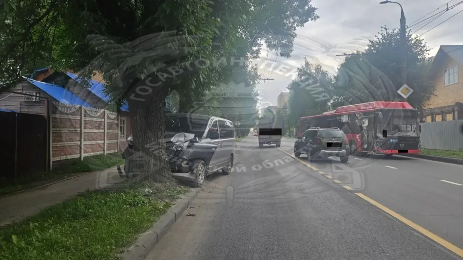 В Иванове при столкновении иномарки с автобусом ранен 10-месячный младенец