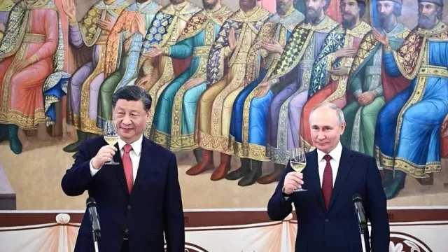 Си Цзиньпин и Владимир Путин провели торжественный обед в зале Кремля с палехской росписью