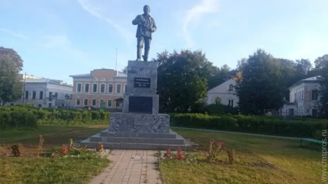 В Шуе с памятника Фрунзе украли символ Октябрьской революции