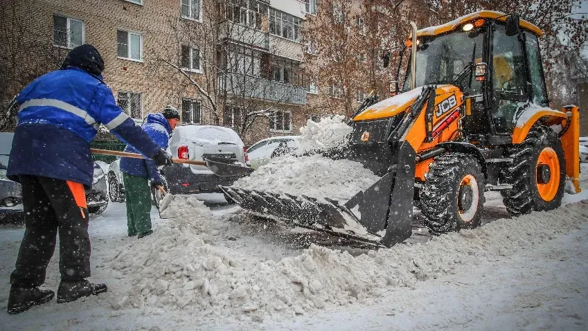 В Иванове более 900 дворников убирают дворы МКД от снега