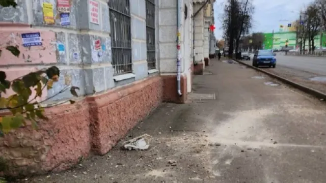 В Иванове прокуратура возбудила дело из-за падения камней с дома на тротуар