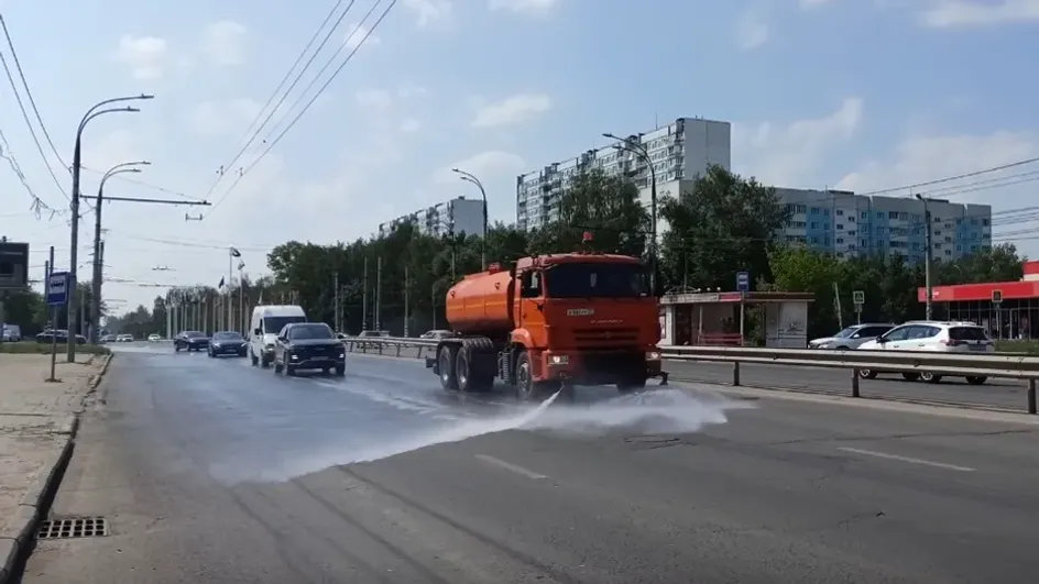 В Иванове коммунальщики остужают дороги