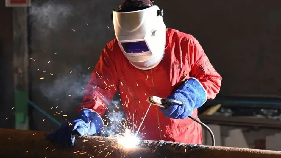 Сварщики в России стали зарабатывать как топ-менеджеры