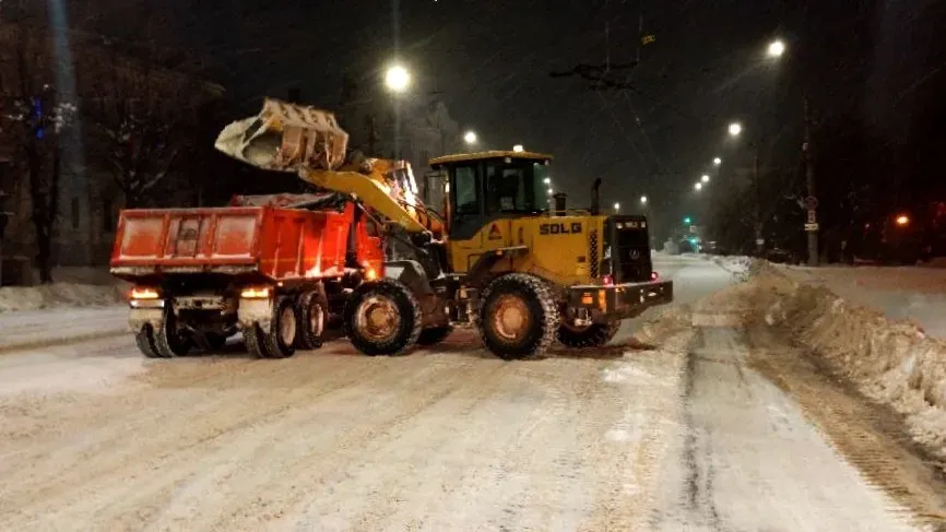 В Иванове коммунальные службы расчищают ливнеприемники от снега и льда