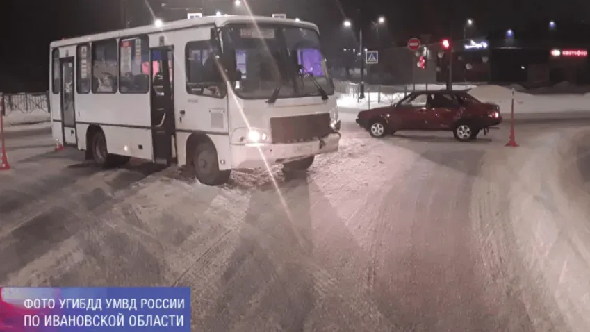 В Ивановском районе маршрутка при проезде на красный попала в ДТП