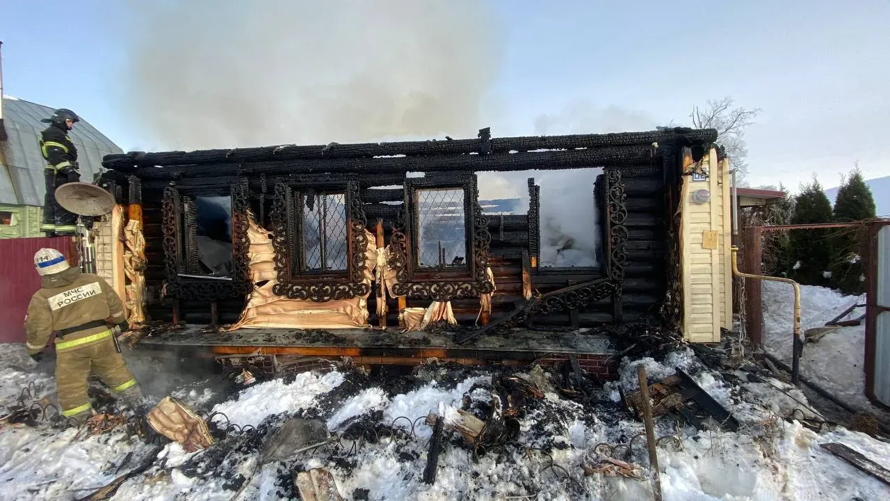 В Комсомольском районе огонь полностью уничтожил дом, двор и баню