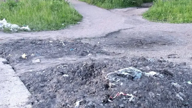В Вичуге после ремонтных работ в городе рабочие не убирают мусор