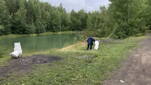 В Кинешемском районе чиновники расчистили берега Голубого озера от мусора