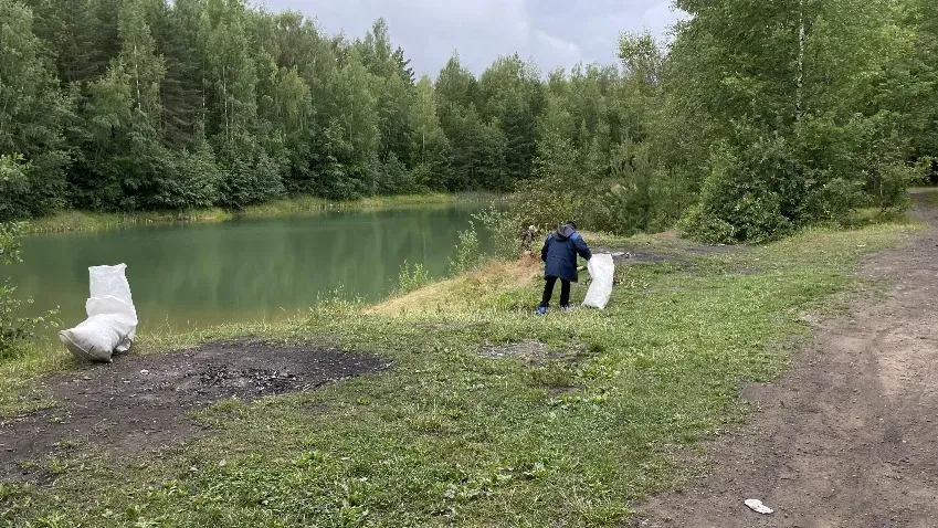 В Кинешемском районе чиновники расчистили берега Голубого озера от мусора